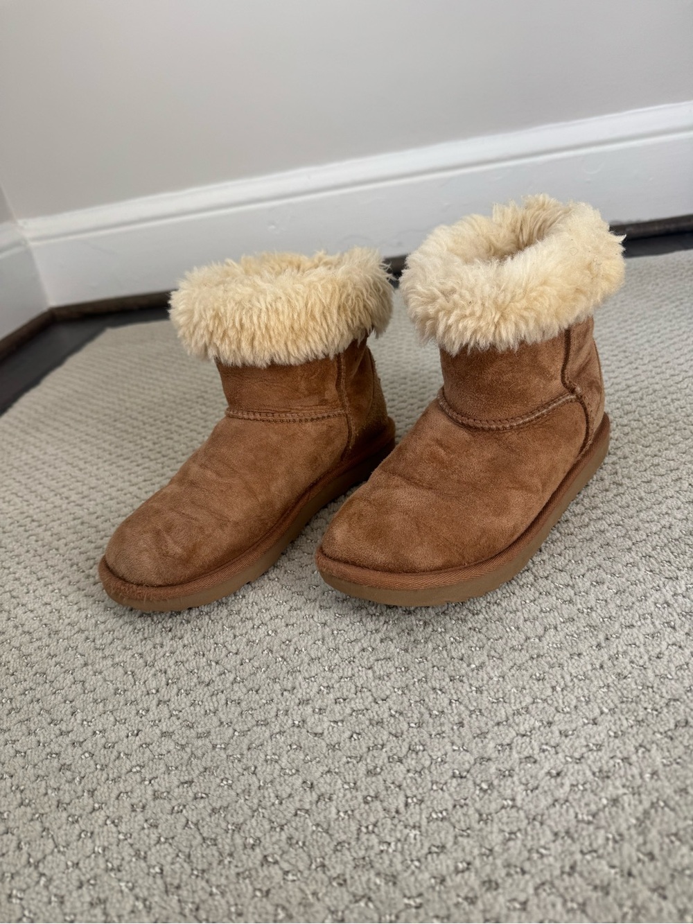 UGG Kids Classic II Chestnut Sheepskin Boots Youth Size 3